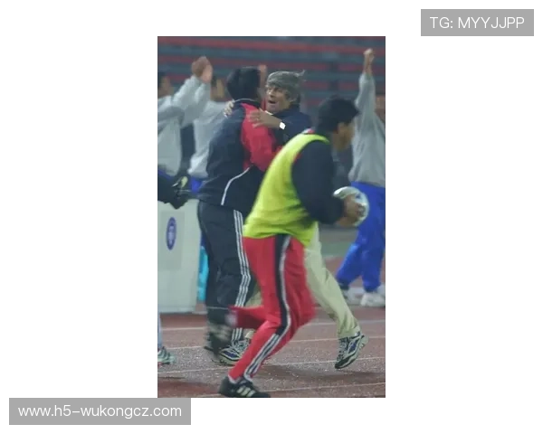 丁霞的豪车不打灯随意停，别以为球场上光鲜亮丽家里也是一出戏