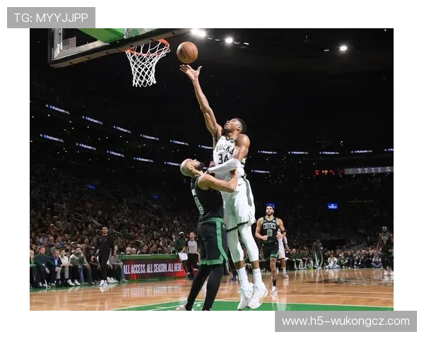 利拉德无球跑位拉开空间助力球队关键得分效率提升