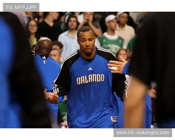 拉沙德·刘易斯无球跑动拉开空间，三分效率领跑大前锋