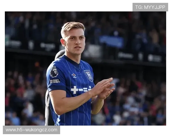 曼联近期表现波动，豪门光环褪去，问题显现对赛季走势形成制约