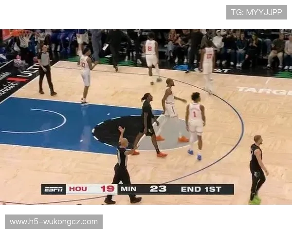 朱利叶斯·兰德尔挡拆中多次制造错位率领尼克斯提升关键时刻得分效率